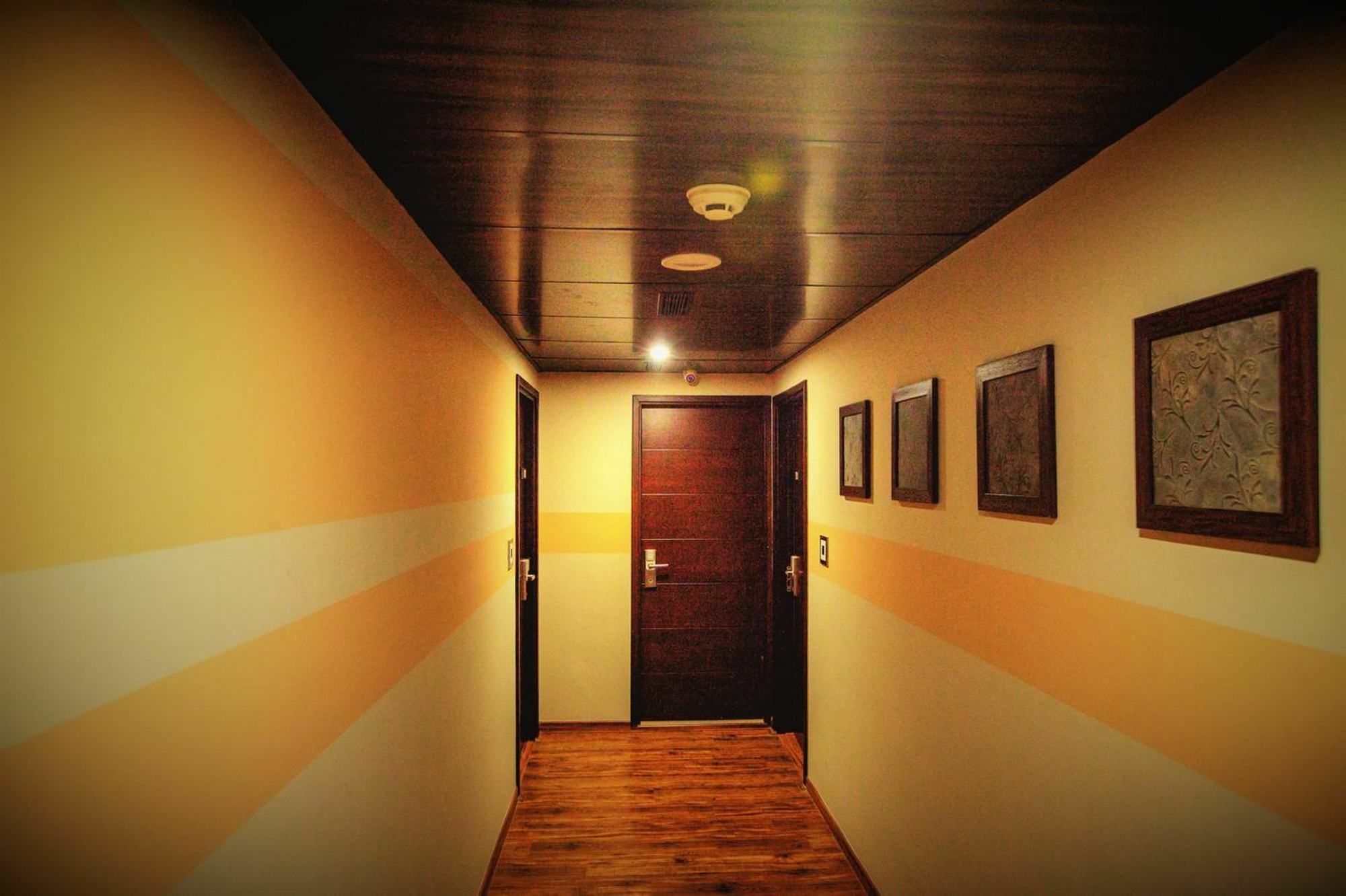Minla Hotel Bangalore Buitenkant foto