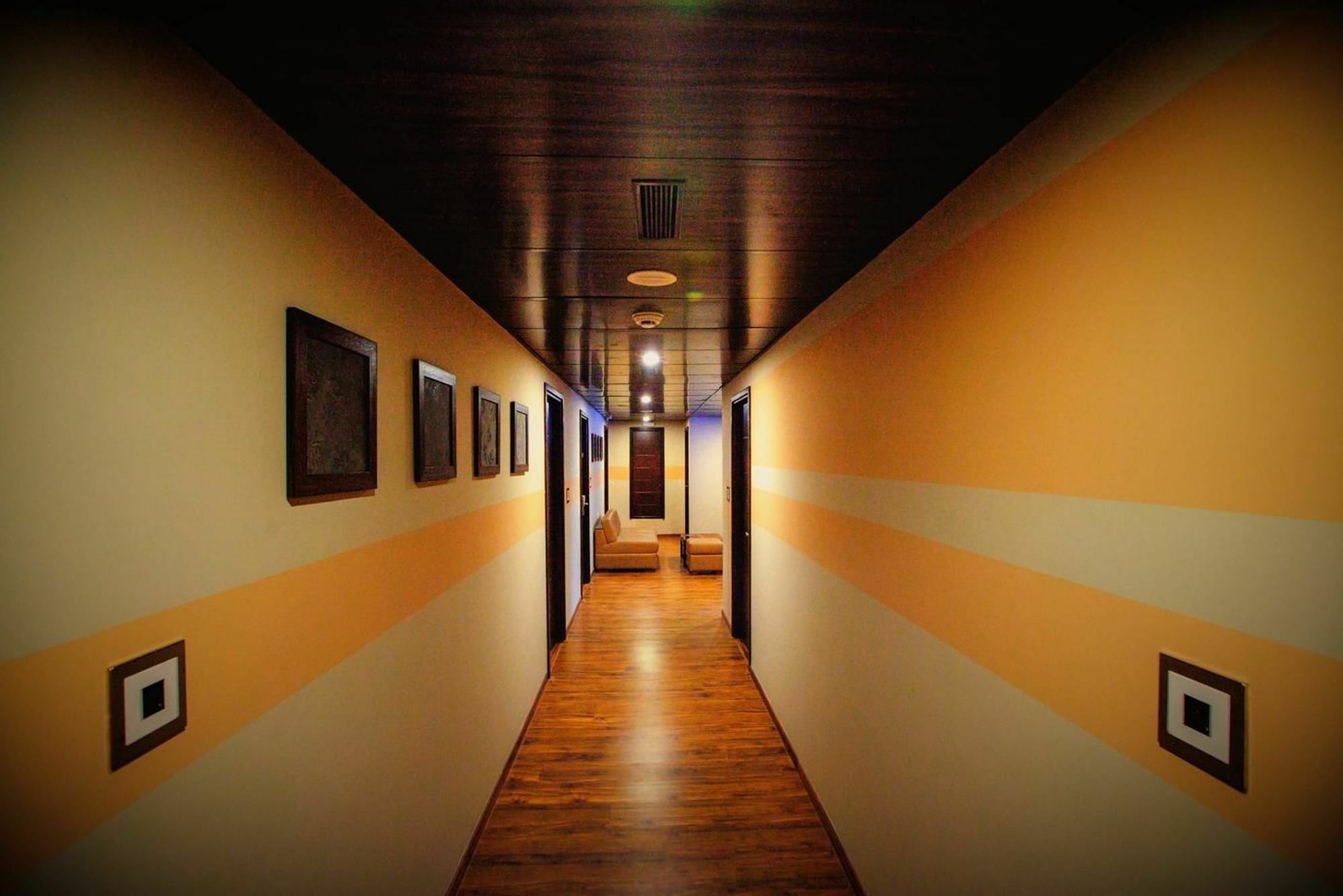 Minla Hotel Bangalore Buitenkant foto